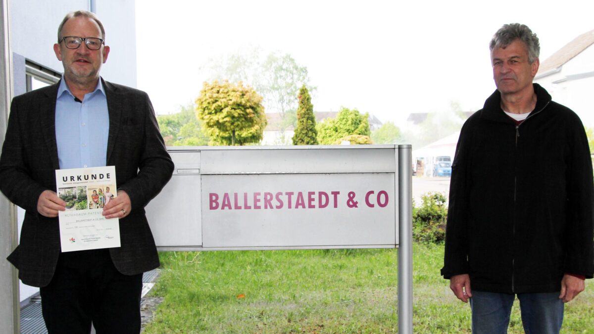 Urkundenübergabe Baumpatenschaft