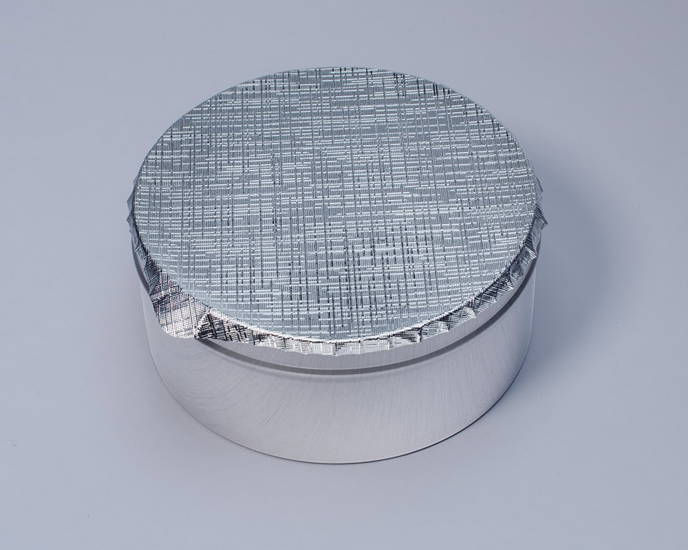 Silberne Metalldose mit flachem silbernem Siegelverschluss versiegelt.