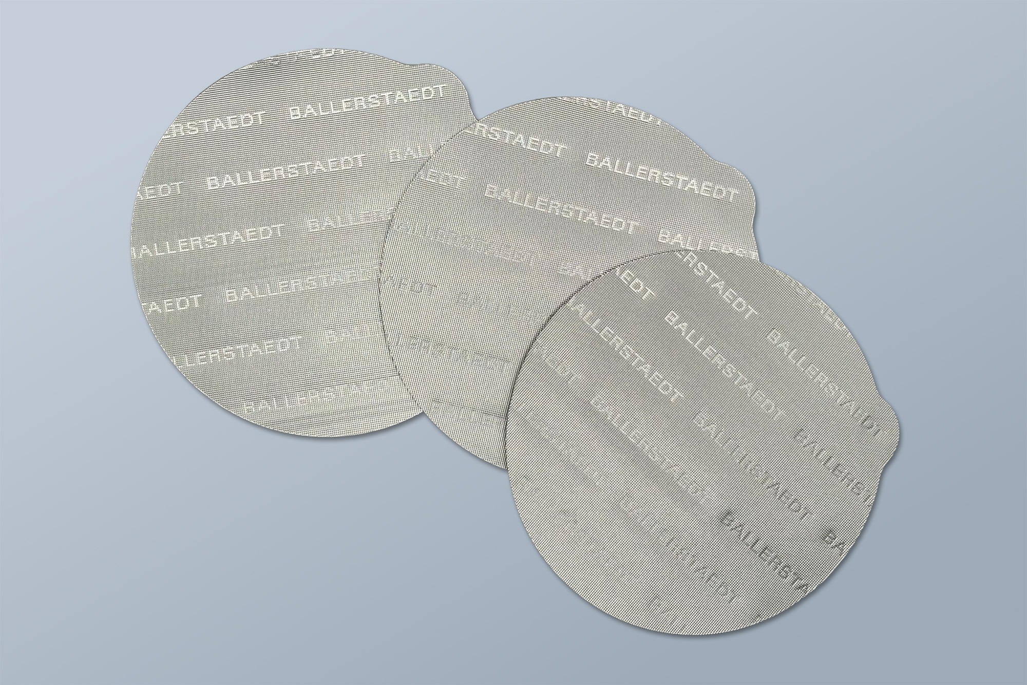 Aluminium-Siegelverschlüsse mit fortlaufender BALLERSTAEDT-Logoprägung. Individuelle Logoprägung für manipulationssichere Verpackungen und einen professionellen Markenauftritt. Aluminium-Siegelverschlüsse mit fortlaufender BALLERSTAEDT-Logoprägung. Individuelle Logoprägung für manipulationssichere Verpackungen und einen professionellen Markenauftritt.